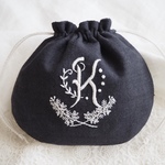 イニシャル刺繍巾着ポーチ(charcoal gray)