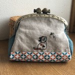 ねこ　刺繍マチ付きポーチ　お魚口金　ハチさんがブーン…。【チャリティ】