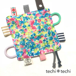 シャカシャカおもちゃ タグハンカチ  カラフル花柄