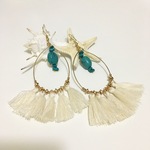 ふさふさタッセルとターコイズのピアス ホワイト