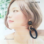 No.A439 揺れる ネイビーリングのお洒落ピアス / イヤリング