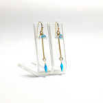 キラリと輝くブルーの揺れるピアス Ver.1