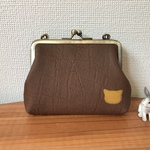持ち手が付いた、本革ぷっくり四角がま（型押し模様の茶色レザー&ニャン窓）