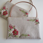 持ち手付き刺繍のポーチ（赤い花）