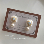 ホワイビーズの刺繍ピアス