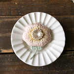 お花刺繍ブローチ ビーズ刺繍　淡いピンク