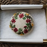 「チョコレートコスモス」刺繍のヘアゴム、ブローチ
