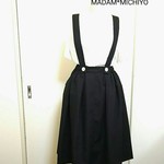 黒のサスペンダー付きスカートアウトポケット付