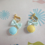再販♡　マカロンとリボンのイヤリングor ピアス　ブルー×イエロー
