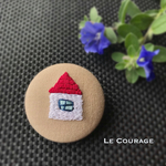 赤い屋根の刺繍ブローチ
