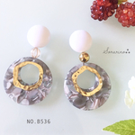 No.B536 オシャレな⁂べっ甲×ホワイトビーズのお洒落ピアス / イヤリング