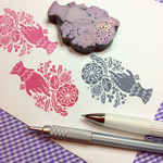 花束を持つ手 消しゴムはんこ