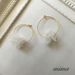 ホワイトフラワーフープピアス