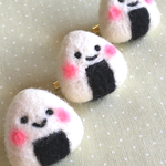 ほっこりおにぎりブローチ
