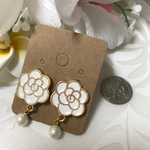 ◎カメリアとパールのイヤリング