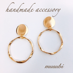 大ぶり ゴールドフープピアス イヤリング チタンピアス / ゆらゆら 揺れる
