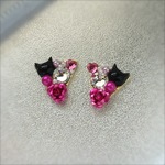トライアングル猫ピアス（黒猫・ビジュー・バラ・パール）