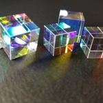プリズム（キューブ）1個20mm/光の屈折・反射で色鮮やかに輝く！　/ペンダントトップに！
