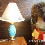 【LED組込・電池式】テーブルランプ（アンティーク調ターコイズブルー・水色）★ミニチュア（1/12）卓上ランプ・ルームライト・ランプシェード・ドールハウス・照明器具