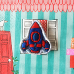 ロケットの刺繍ブローチ