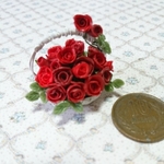 ミニチュアの花「赤い薔薇バスケット」