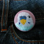 刺繍　セキセイインコ　ブローチ　くるみボタン　鳥