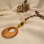 大きなwood ring のシンプルな革ひもネックレス