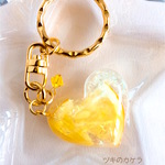 【レモン】押しフルーツとひと粒スワロのキーホルダー