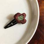 erincooo様専用 お花のししゅうのぱっちんぴん  ちゃいろ