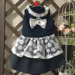 白いお花付き紺色のワンピース