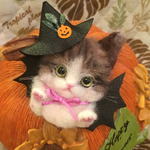 羊毛フェルトハロウィンキジ白のブローチ