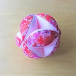 赤ちゃんの鈴入りキッキングボール(赤和柄×ﾋﾟﾝｸ）