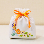 再販  刺繍 オレンジ色のお花 巾着 ポーチ