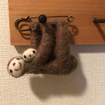なまけもの親子のほほんブローチ