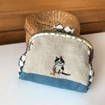 ねこ　刺繍マチ付きポーチ　お魚口金　アメちゃんと…。【チャリティ】