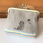 ねこ　刺繍がま口　　スクエア口金　きじトラさんと赤とんぼ【チャリティ】