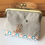 ねこ　刺繍がま口　スクエア口金　茶トラさんと木の葉。【チャリティ】
