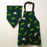 110cm ゴム入 子供用エプロン(三角巾/給食帽・巾着袋オプション)恐竜A(深緑)