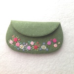 羊毛とフェルトのバラ刺繍の小物入れ