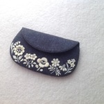 羊毛とフェルトのホワイト刺繍小物入れ