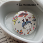 ＊再販＊197＊お洒落なガチョウさん♪＊リバティと本革＊ちょっぴり特別な…＊まんまるブローチ＊ヘアゴム・クリップにも＊
