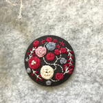 40mm綿生地刺繍ブローチ