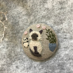 40mmリネン刺繍ブローチ シャム猫とパンダ