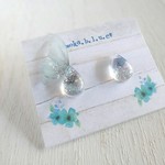 蝶の涙。ピアス【淡いグレー】