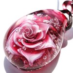 　《ルビーローズ》　ガラス　とんぼ玉　ペンダント　薔薇