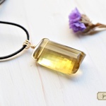 宝石質ビアクォーツ＊大きなフリーフォームカット＊革紐ネックレス
