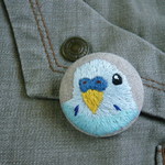 刺繍　セキセイインコ　ブローチ　くるみボタン　鳥