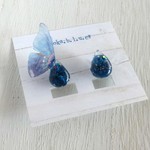 蝶の涙。ノンホールピアス【花入りブルー×パープル】