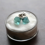 海色八面体蛍石のピアス＋標本セット【天然鉱物/チタン】