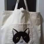 トートバッグ　八割れ柄の猫のワンポイント付き